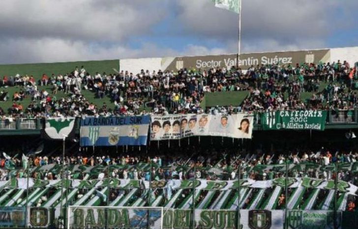Analizan aplicar el pase sanitario en las canchas de fútbol.