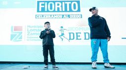 Luiam cantó con gran pasión y sentimiento el Himno Nacional Argentino. Fue la primera vez que lo entonó frente al público.