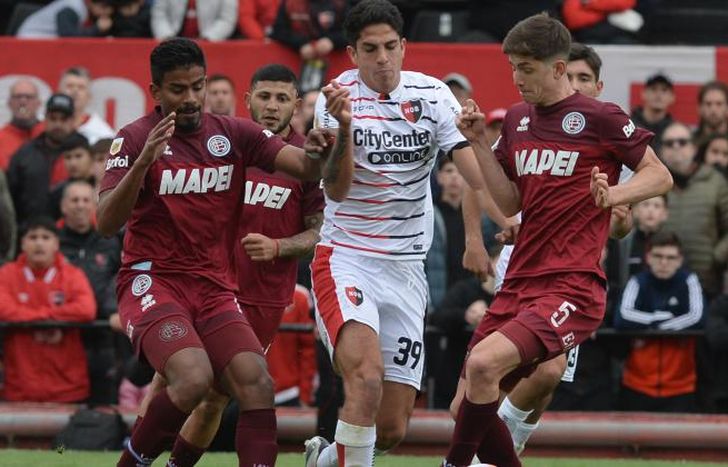 Funez intenta pasar entre Loaiza y Belmonte.