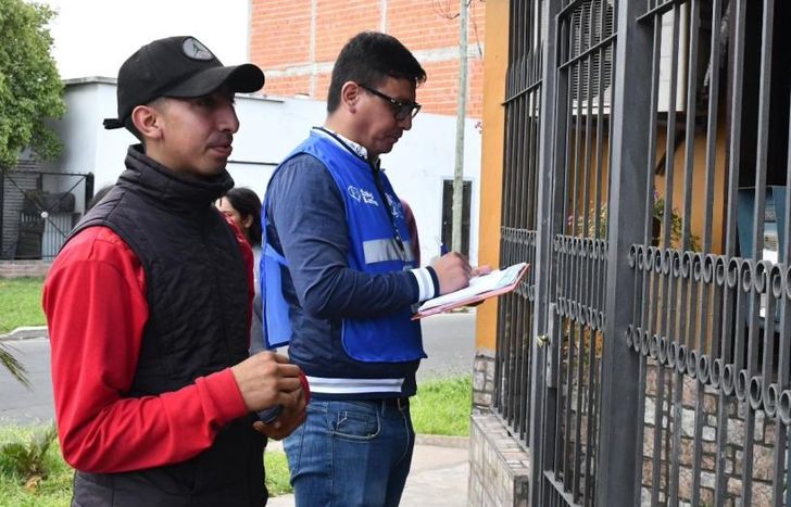 Van a las casas para hablar con los vecinos sobre las medidas de prevención.