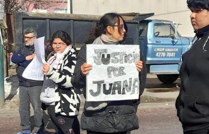 Familiares de la víctima pidieron justicia en el lugar del accidente.