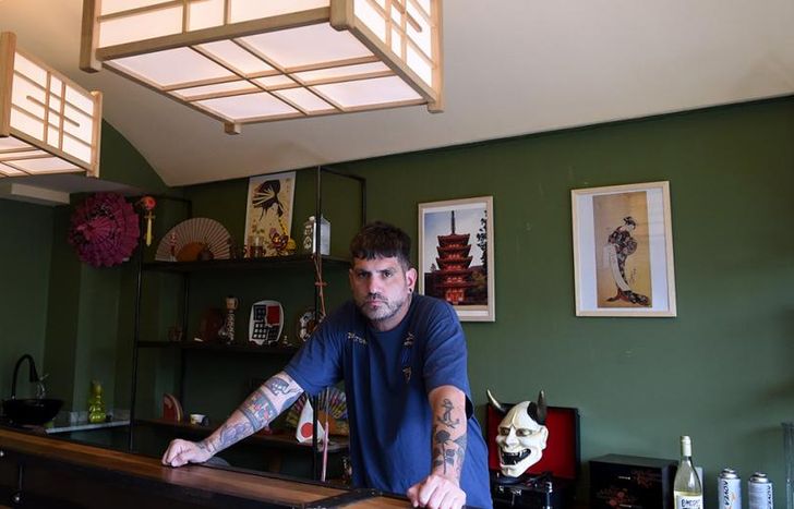 Ofrece especialidades gastronómicas de la cultura oriental.