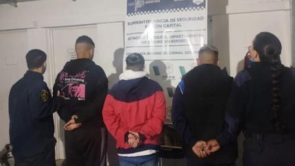 Los tres jóvenes circulaban encapuchados.