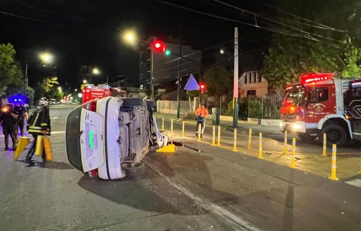 Fuerte vuelco en Avenida Alsina y Matheu.