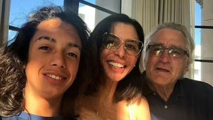 Leandro, con su mamá y su abuelo.
