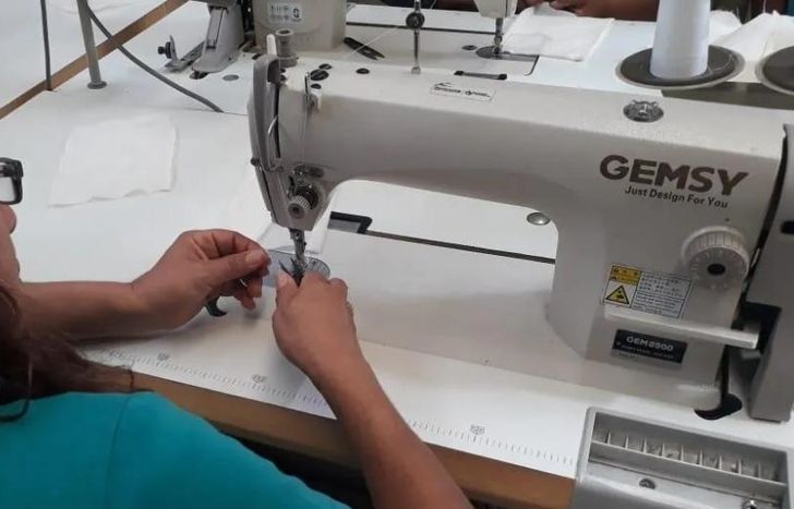 Aprenderán a manejar máquinas industriales como recta, overlock y collareta.