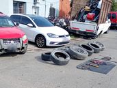 Encontraron cubiertas y herramientas para robar ruedas.