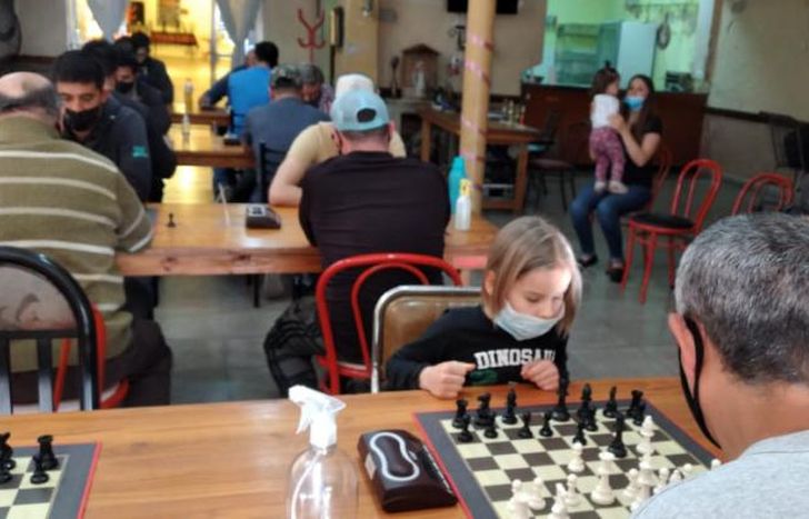 Chicos y grandes se divierten y ejercitan la mente.