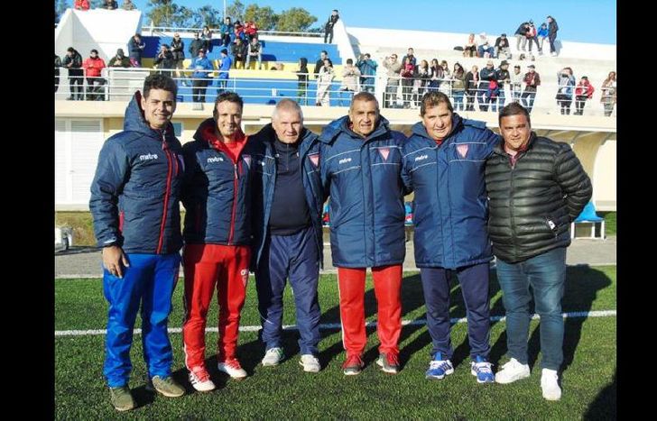 El Nene Díaz (el tercero de izquierda a derecha), con todo su equipo de trabajo.