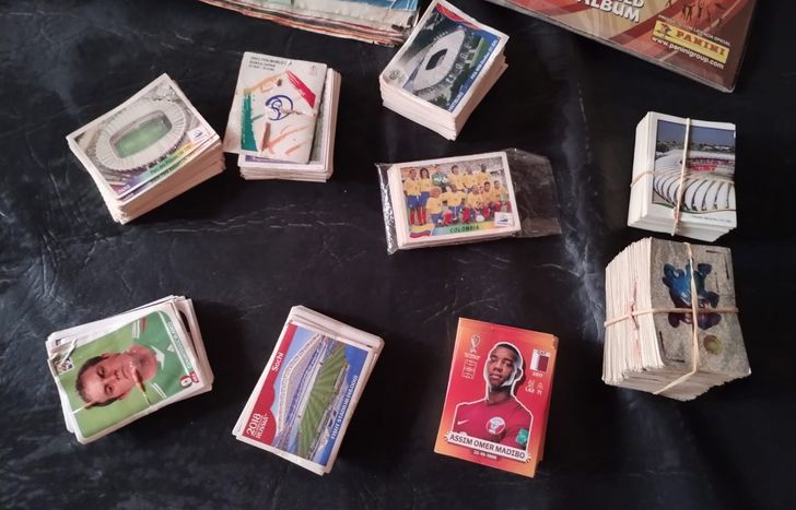 Figuritas de distintas ediciones. Aún las conserva y las cambia con el propósito de completar los álbumes de Alemania 2006 y Sudáfrica 2010.