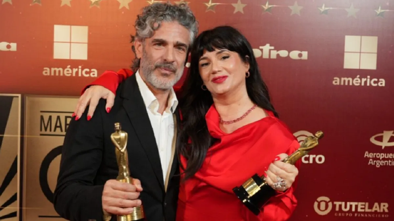 Leonardo Sbaraglia y Griselda Siciliani, con sus Martín Fierro. 