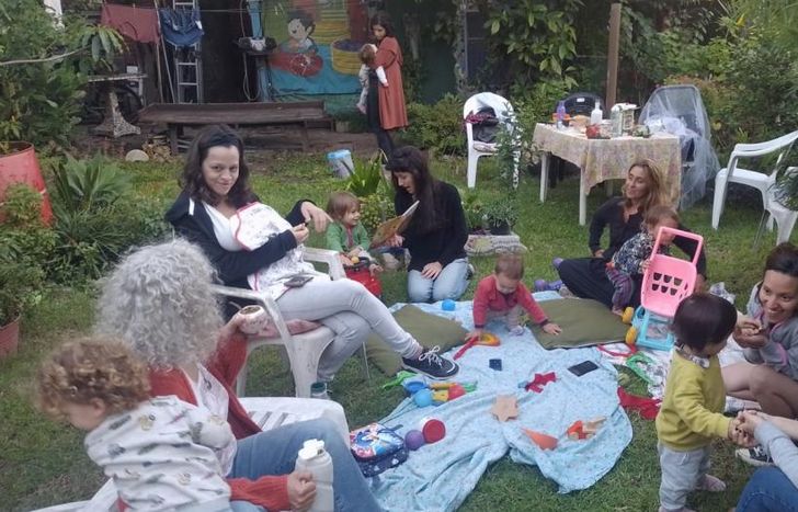 Madres e hijos comparten un mismo espacio en Temperley.