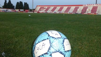 La pelota espera a los protagonistas. La pelota espera a los protagonistas.