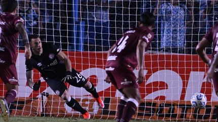 Losada detuvo el penal pero no pudo sostener el cero en la derrota de Lanús en Tucumán.