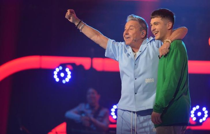 Alejo junto a Montaner. El cantautor lo señaló como el ganador del certamen.