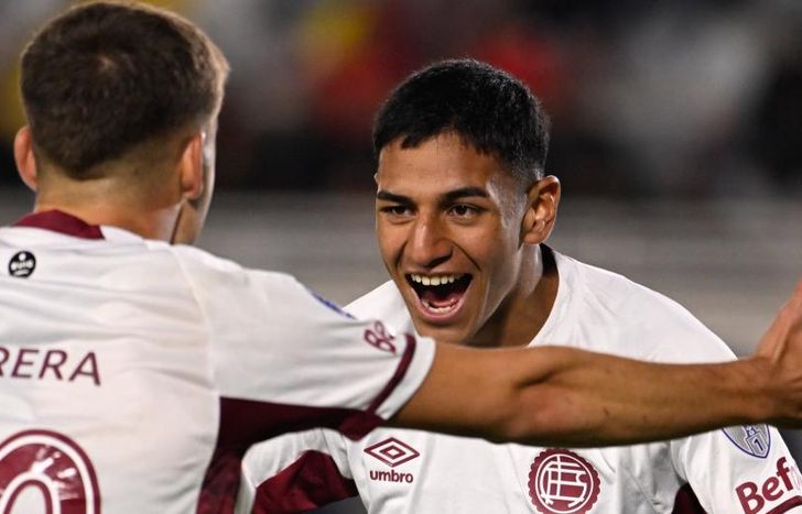Agustín Medina festeja en Arequipa.