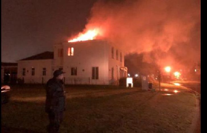 los bomberos de Tristán Suárez trabajaron en el lugar.