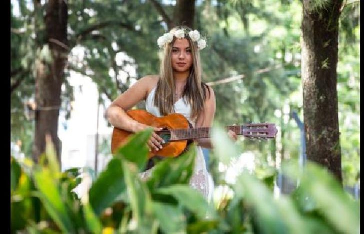 cursa el secundario en el Colegio Inmaculada de Lomas.