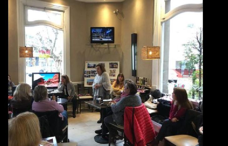 con el objetivo de compartir una tarde juntas.