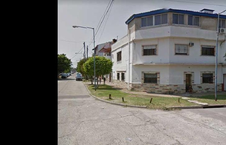 El joven estaba en la vereda, en el cruce de Talcahuano y Potosí.