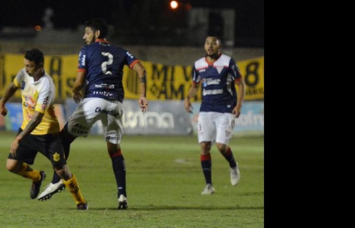Sánchez, que volvió a ser titular, no la pasó bien y fue reemplazado en el segundo tiempo.