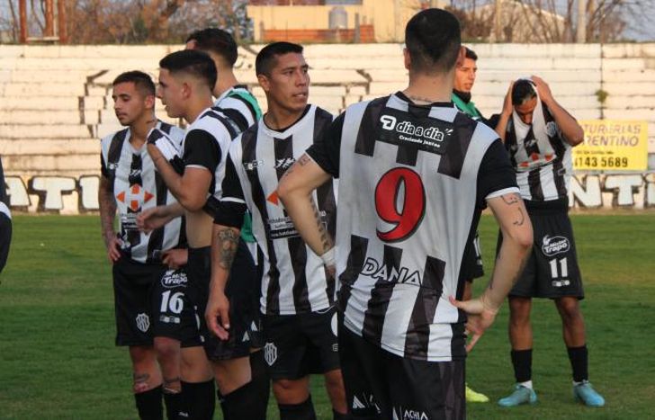 El Porvenir volvió a perder y quedó complicado.