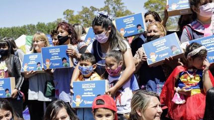 Docentes y alumnos, con los dispositivos.