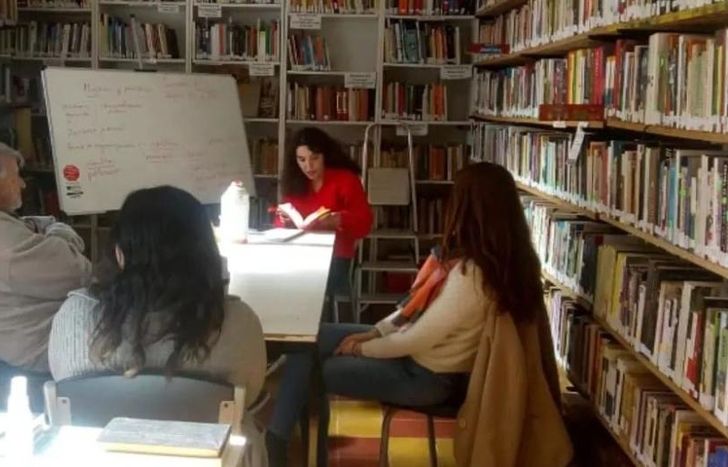 La docente Josefina Cabrera hace seis años que dicta distinto talleres en la biblioteca.