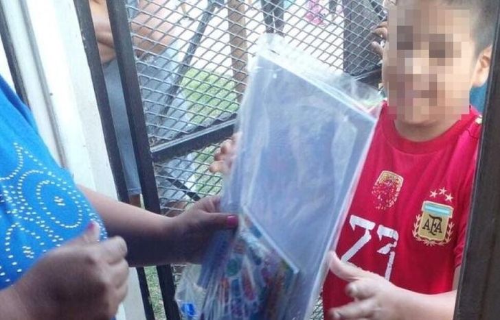 Los chicos, felices con los kits escolares.