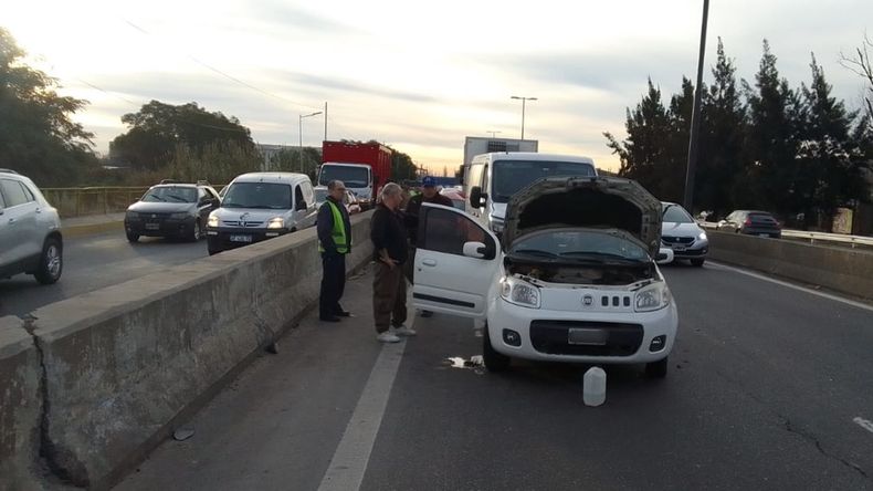 El choque involucró a dos autos, una camioneta y un camión.