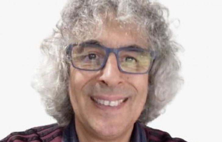 Tiene 57 años y escribe historias de fantasía.