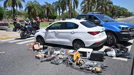 El auto robado y los elementos incautados por la Policía.
