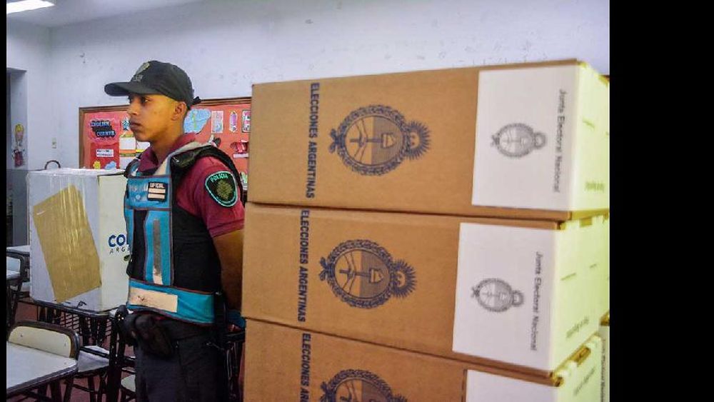 Continúa el operativo de distribución de urnas en todo el país