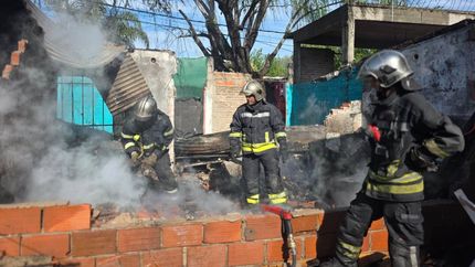 La casa se derrumbó tras el incendio.