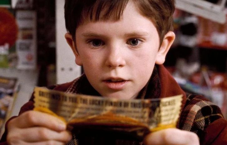 Una escena de Charlie y la Fábrica de Chocolate.