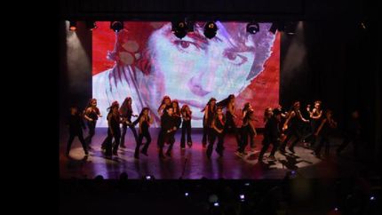 Alumnos del Centro Cultural Fiorito le rindieron homenaje a Sandro.