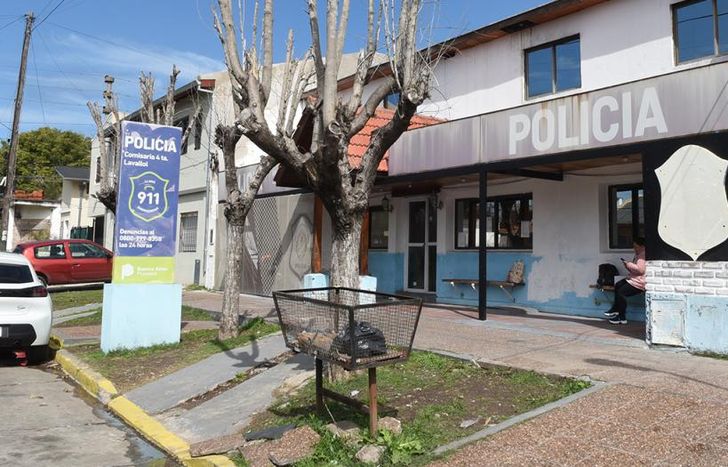 Efectivos de la Comisaría 4ta de Lomas asistieron al lugar del trágico episodio.