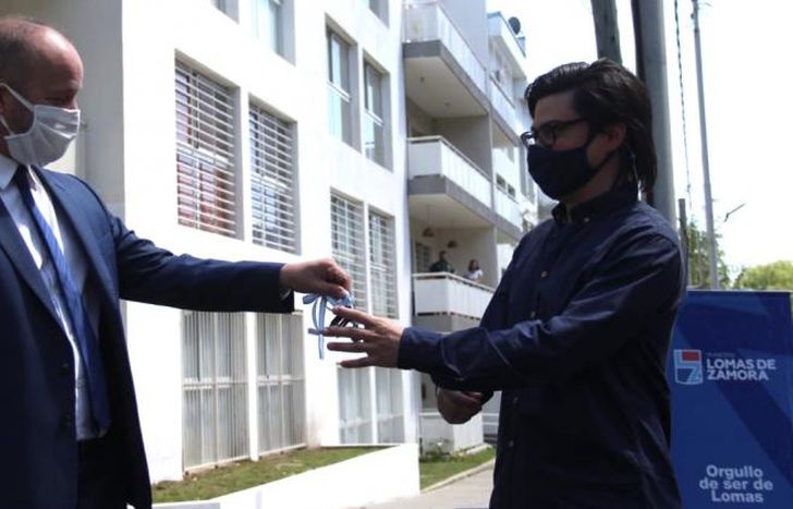Martín entregó las llaves a los vecinos.