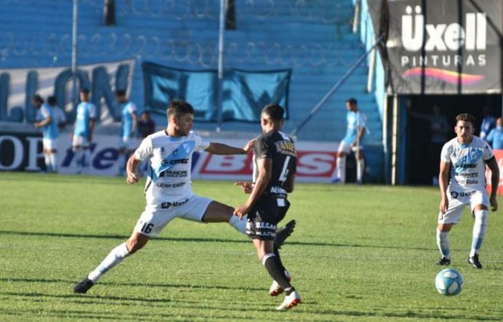 Ellacopulos no llega a conectar la pelota frente a Garay.