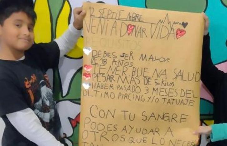 Los chicos trabajan en la creación de carteles para difundir la campaña.