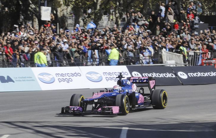 Franco Colapinto deslumbró en las calles de Buenos Aires.