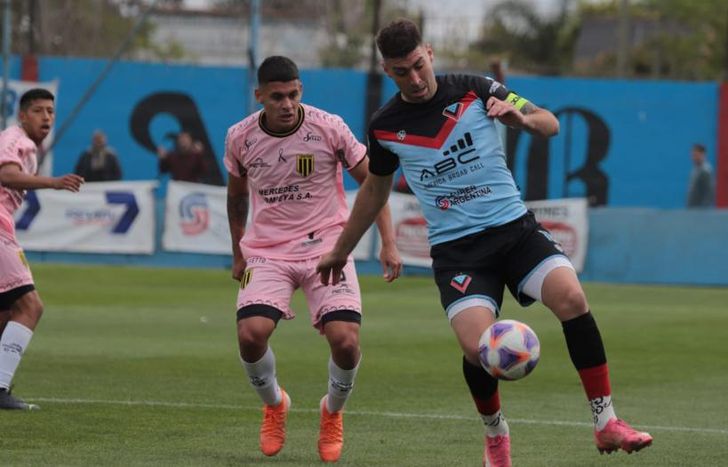 Acosta, goleador de Brown en la temporada.