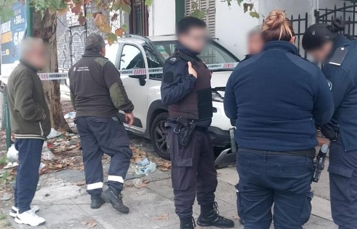 Perdió el control de su camioneta y chocó contra un poste.