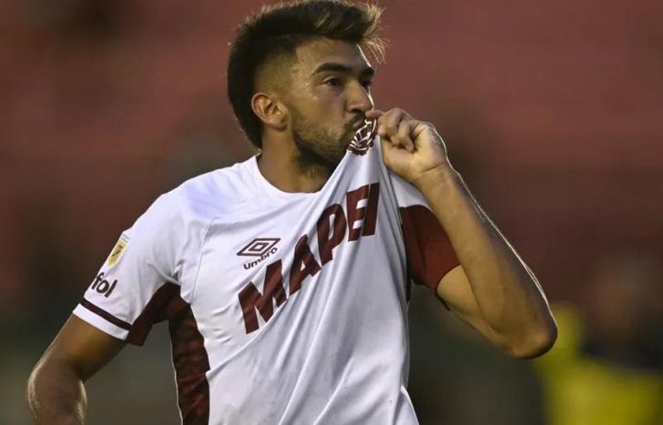 Marcelino Moreno tiene contrato con Lanús hasta 2027.