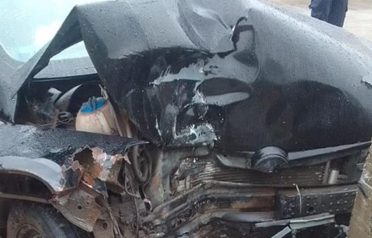 El auto quedó destruido por el impacto.