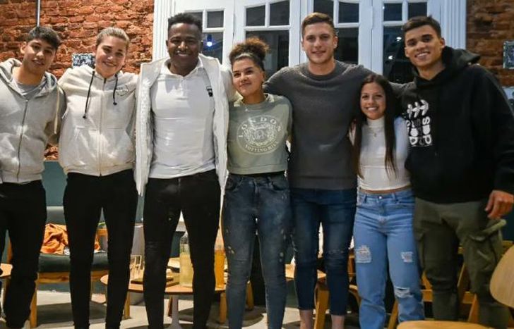 Los jugadores del plantel profesional se acercaron a la inauguración.