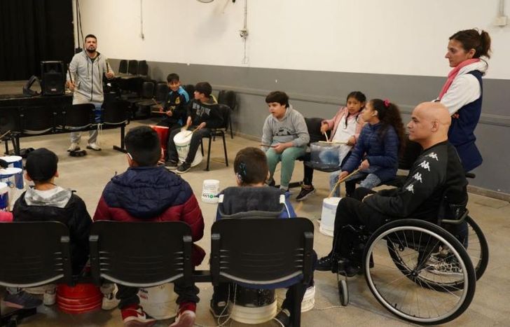 Clases de percusión en el Club Cultural.