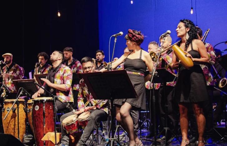 Flexatons & La jazz Mambo, en vivo.