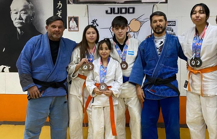 Gabriel junto a sus alumnos. Juntos forman una gran familia a partir del deporte.