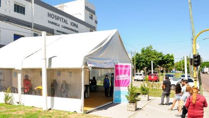 La carpa en la puerta del Hospital donde se vacuna a los docentes